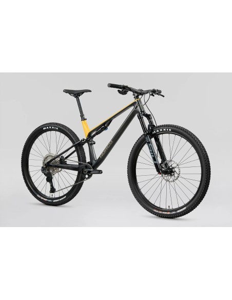 NUEVA: Norco Revolver C2 120, aro 29 2026 | Fast Black Raw Carbon / Golden Larch