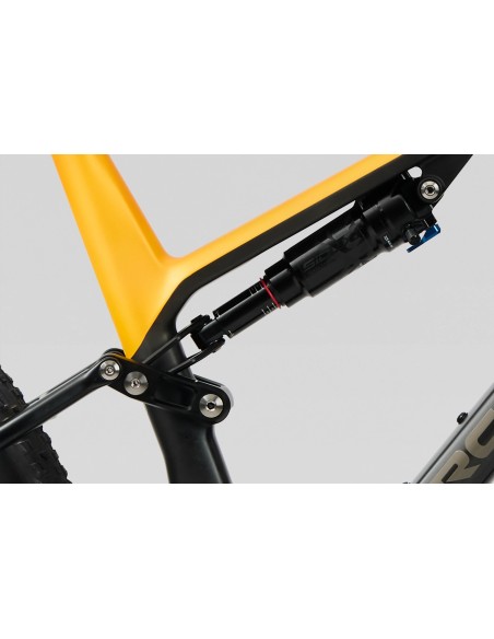 NUEVA: Norco Revolver C2 120, aro 29 2026 | Fast Black Raw Carbon / Golden Larch